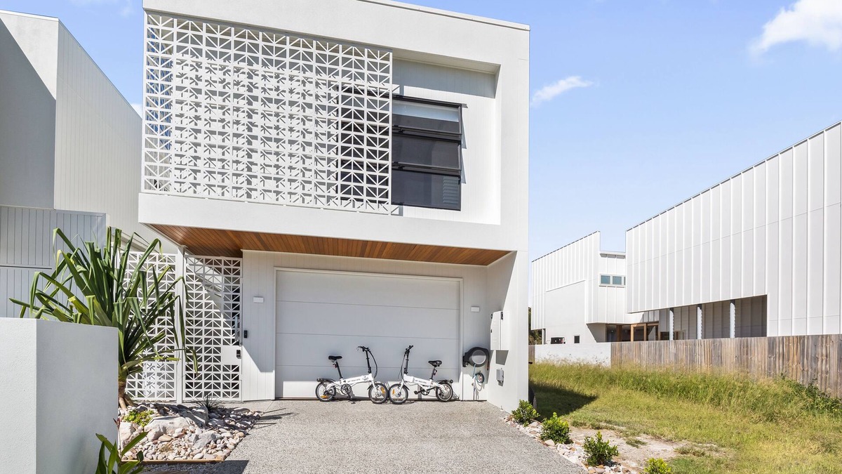 Marcoola House | E-Bikes Heated Pool Beachfront Villa Pet Friendly