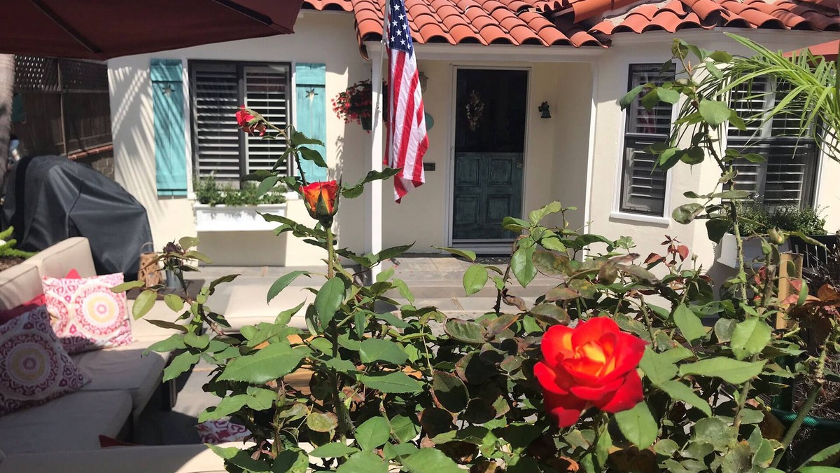 South Mission Beach Cottage | "E'toile de Mer" - Quiet/Private - Steps To Beach - LARGE 2 Car Garage and Patio