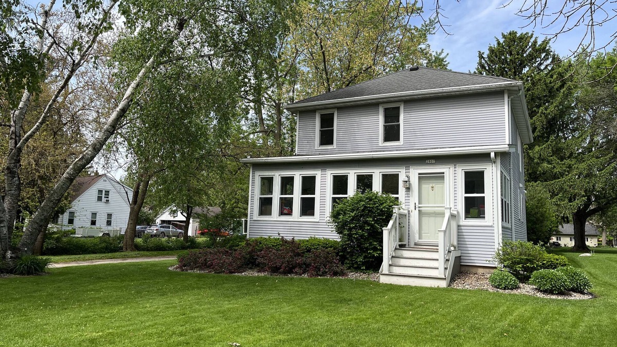 Oshkosh House | EAA rental near airport w/firepit, backyard, peekaboo lake view, and a clear sky