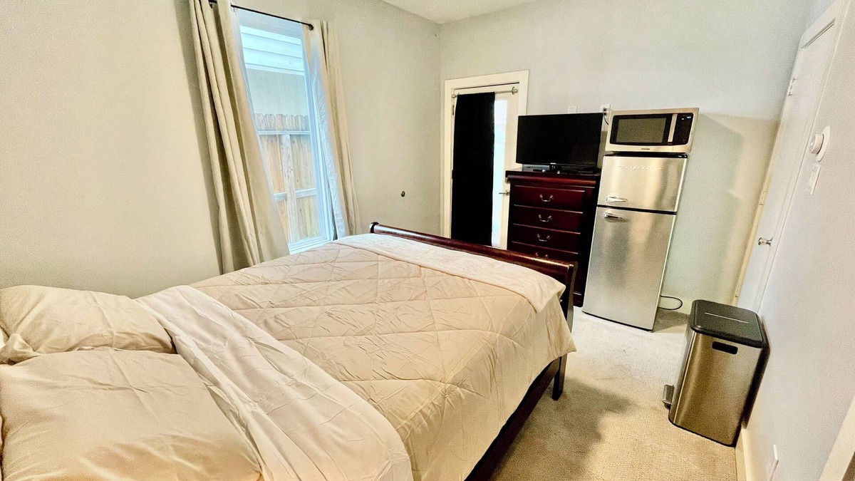 South Central Houston House | EADO Essentials Suite with Fridge, Microwave, WiFi and AC