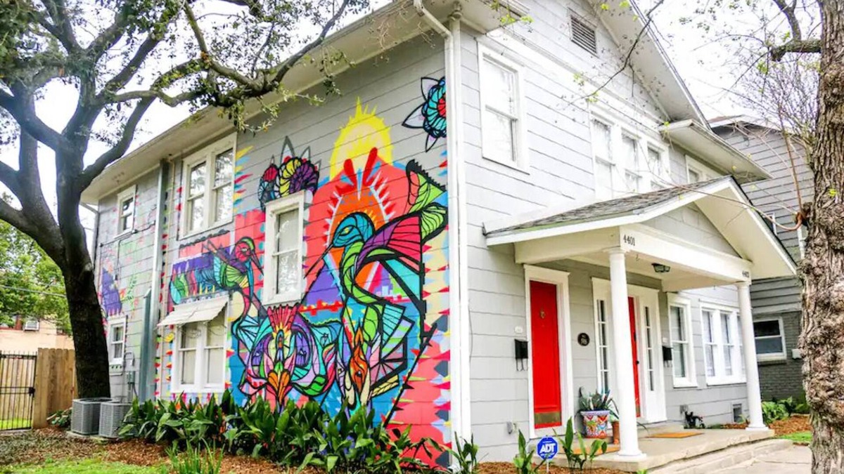 Greater East End House | EaDo Mural House: 6 Bed/2 Bath Near DWTN/UH