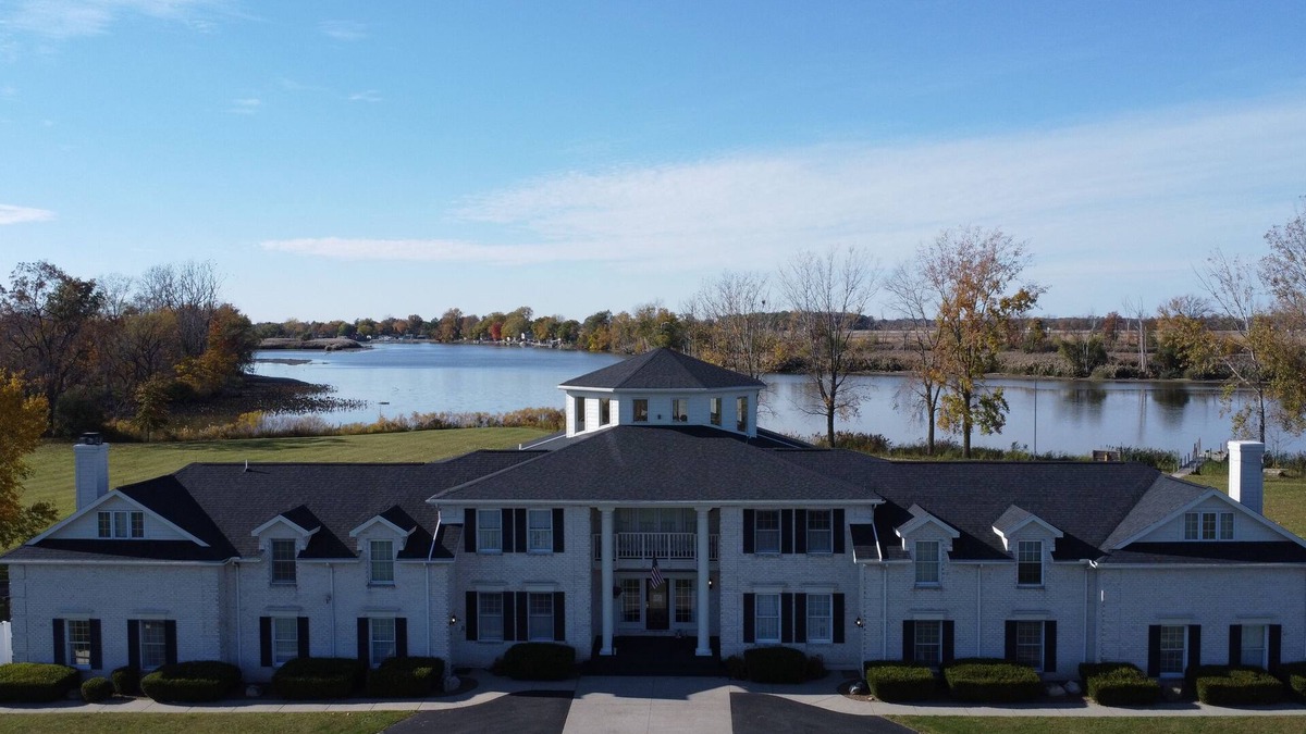 Fremont House | Eagle Isle Wings Spacious 8 bedroom Split Townhouse on the Sandusky River