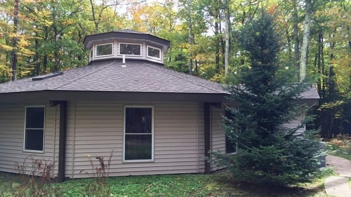La Pointe House | Eagle Moon - Nonagon Home nestled in the Woods and minutes away from Town