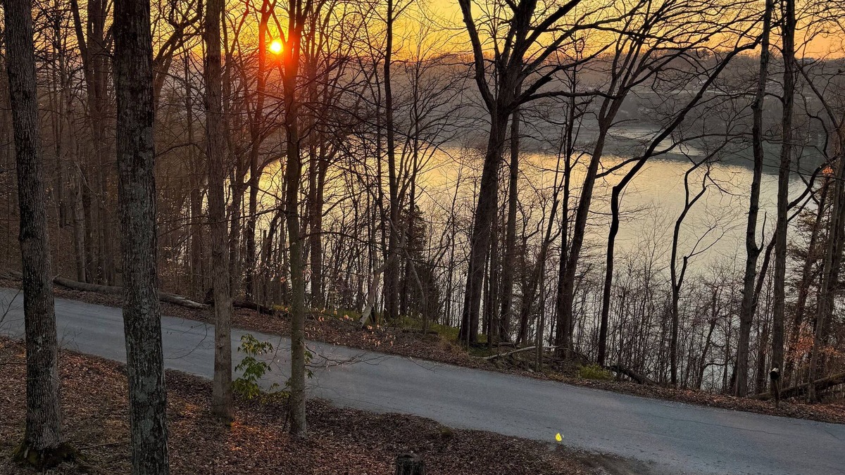 Nancy House | "Eagle's Cliff" at Lake Cumberland. Relaxing Beautiful Front Porch Lake View!