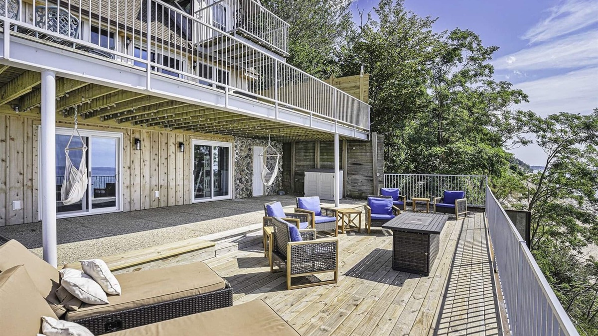 South Haven House | Eagle's Landing: Lake Michigan Waterfront, Private Beach, Fireplace, Decking