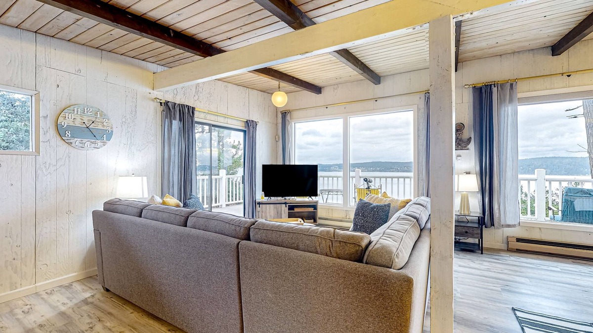 Diamond Point House | Eagle's Oceanview - Oceanfront home near public boat launch with beautiful views