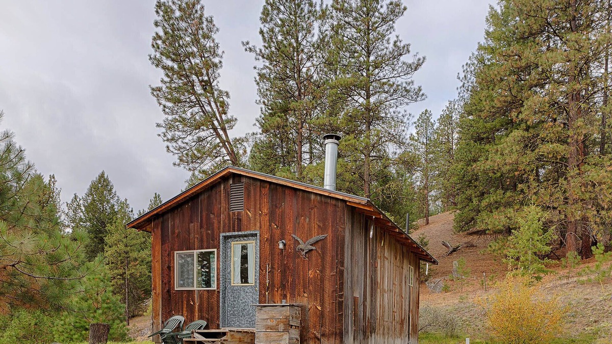 Oroville Cabin | Eagle's Roost Cabin at Eden Valley Ranch