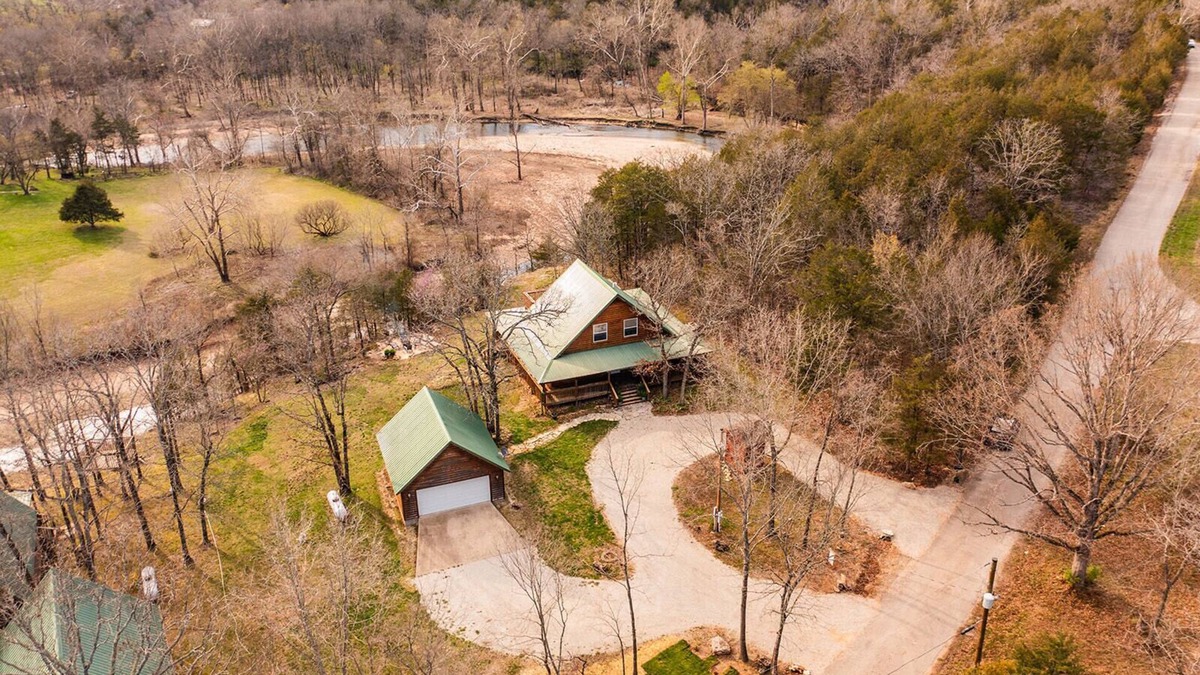 Eagle Rock Cabin | Eagles Roost. Wifi & Dog Friendly. Covered porch & upper Deck w/Sunset Views