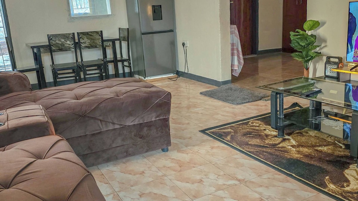 Livingstone House | EagleWeavers Nest: 2-BR Self-Catering, Fully Equipped, Near Airport & Town!"