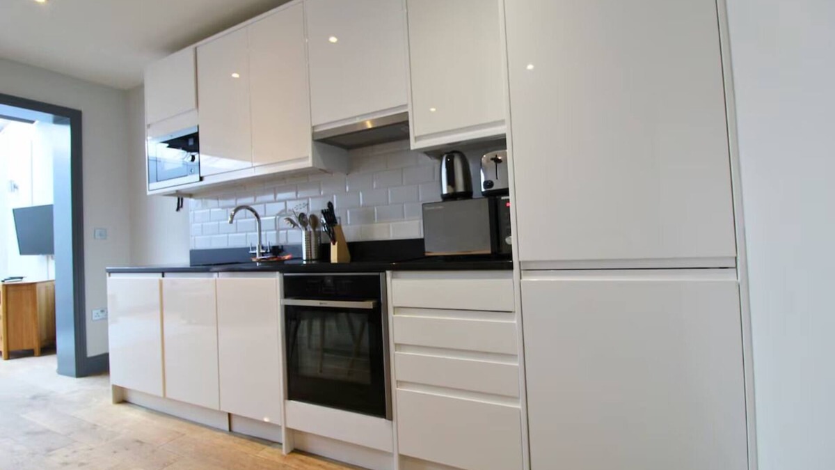 Ealing Broadway Apartment | Ealing Broadway 2 Bedroom | Spacious Modern Apartment w/Living Area & Kitchen