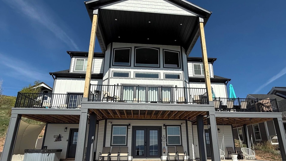 Harbor Village House | Early Check-in! Views! Pool Table & Hot Tub, 12pm Check In - 2pm Check Out