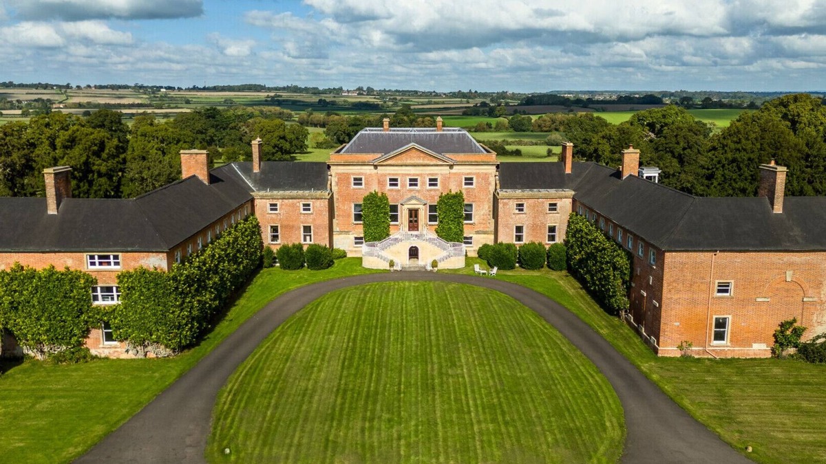Hambridge House | Earnshill House - Eight Bedroom House, Sleeps 16