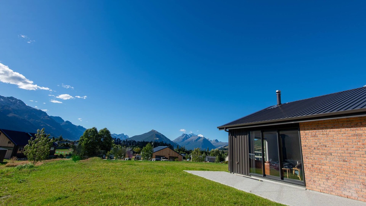 Glenorchy House | Earnslaw View, new build 3 bedroom holiday home