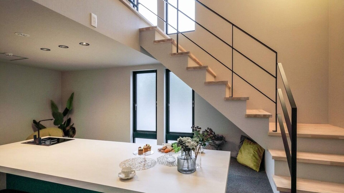 Teradomari Apartment | Earthen dining room with projector