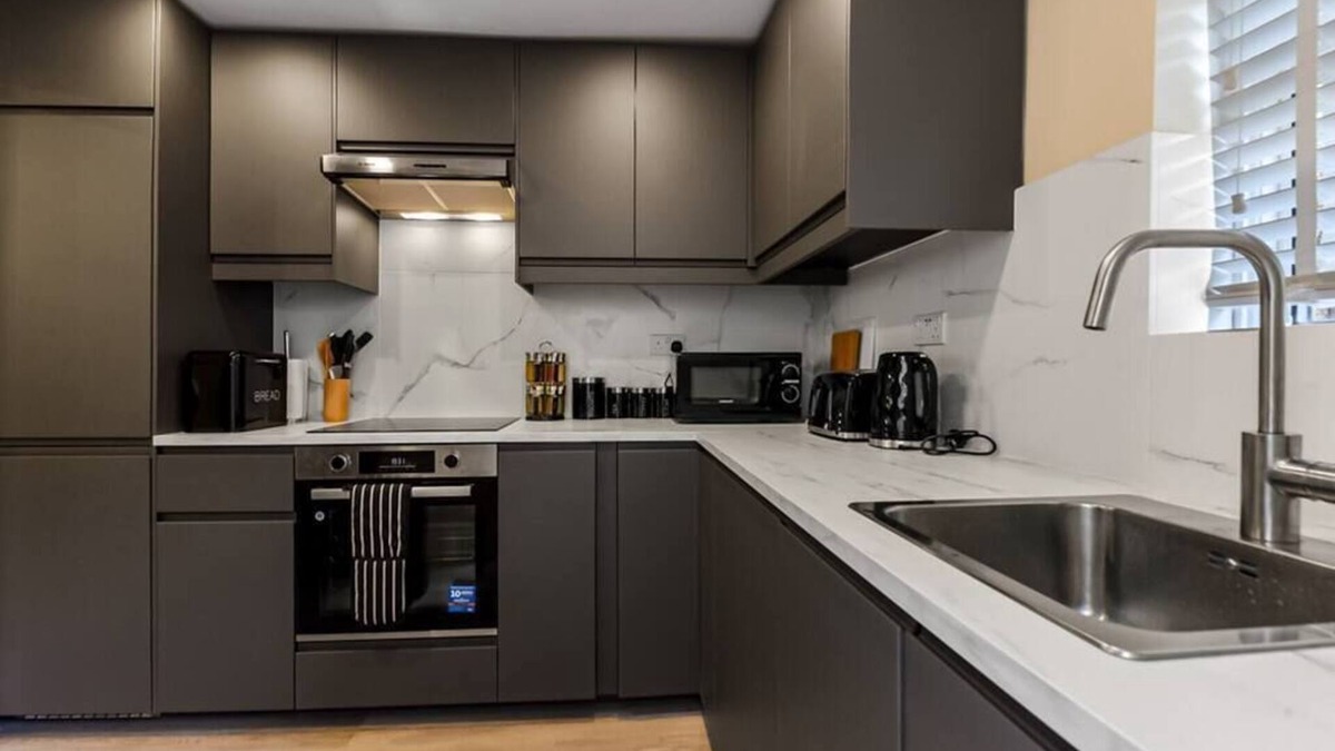 Tottenham House | Earthly Comforts, 3 BD Escape - Sleeps 8!