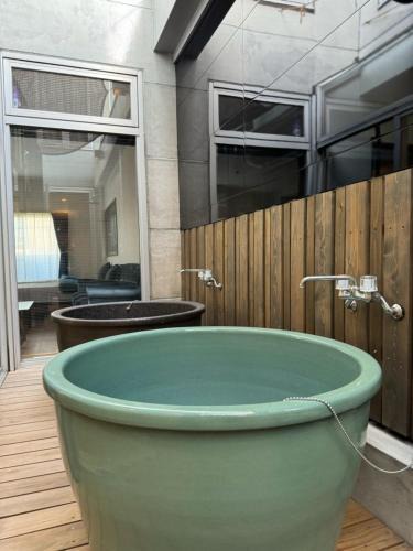 Tokushima House | EarthVeloビル一棟貸しでフルリノベ済み各階に風呂トイレありで好立地でコスパ最高をめざしている宿です