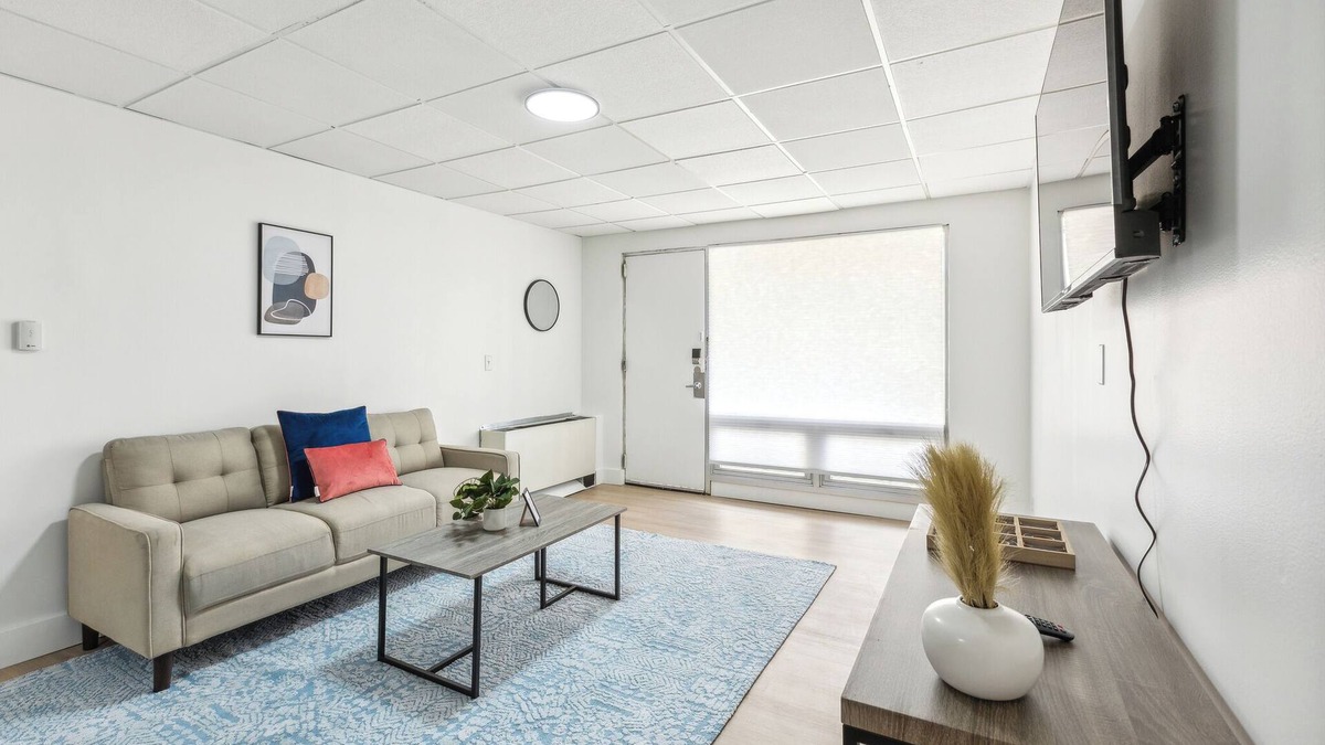 Central Business District Apartment | East 120 I Modern Refinished Apt Downtown I Gym