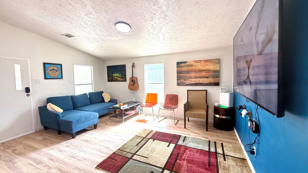 Holly House | East Austin Crashpad - 3 bed, 1 bath, Sleeps 6