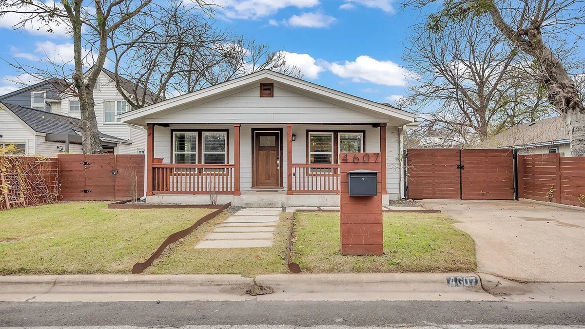 East MLK House | East Austin Getaway | 4BR | BBQ | Cowboy Pool | DT