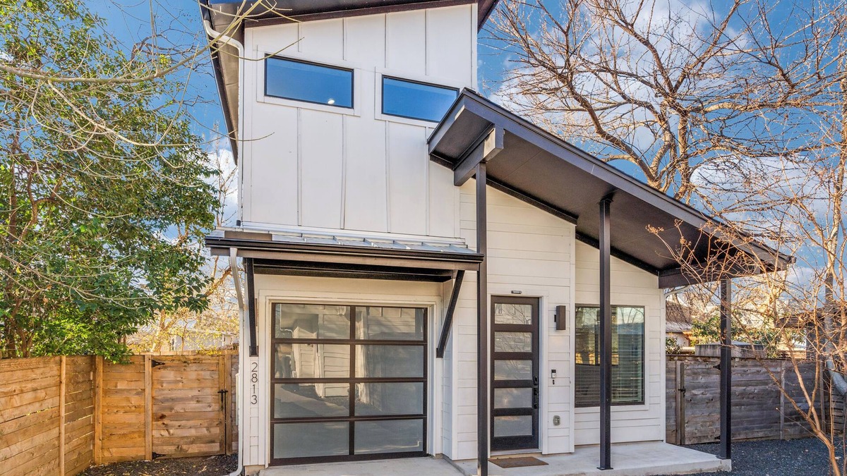 Govalle House | East Austin Hideaway 2-bedroom house with AC and Google Fiber