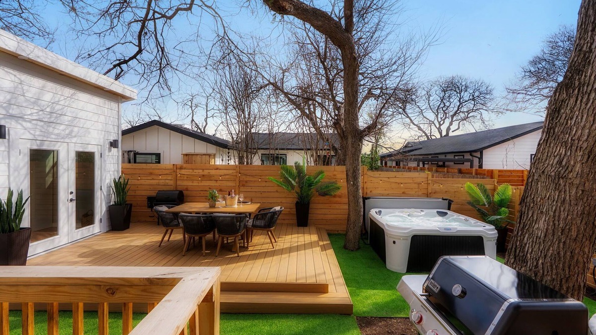 Chestnut House | East Austin Wellness Retreat HotTub Sauna Fire Pit