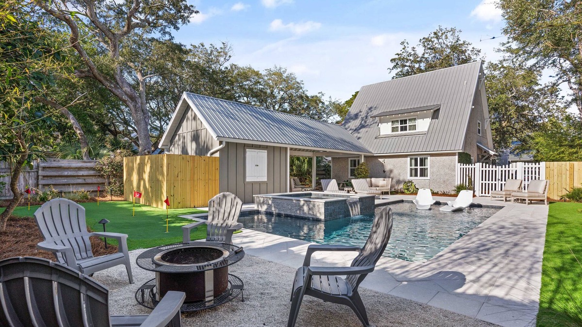 East Beach House | East Beach Retreat near Gould’s Inlet Beach Access – sleeps 6