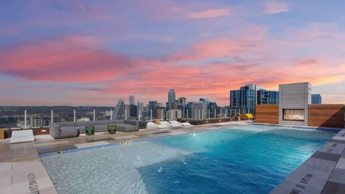 Rainey Street Historic District Condo | East Cider |Heated Rooftop Pool| Lux by Barclé Group