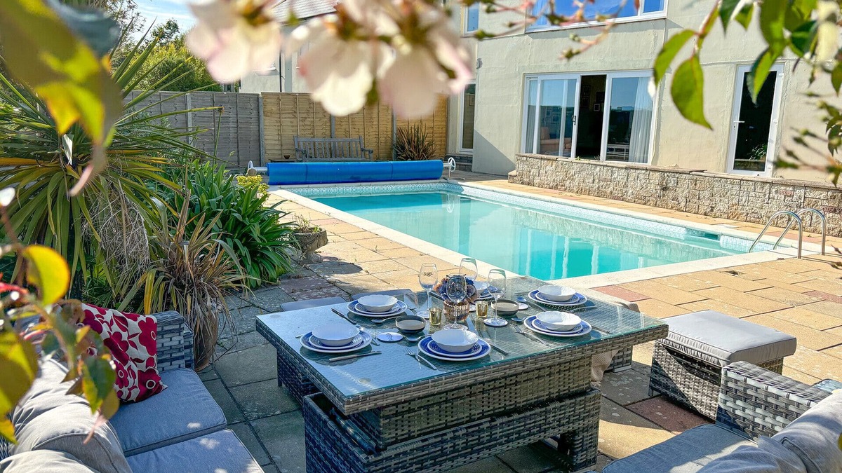 Holworth House | East Creek - Beachside Holiday Home With Pool - Ringstead