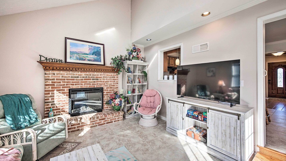 East Earl House | East Earl Retreat w/Hot Tub < 4 Mi to Town!