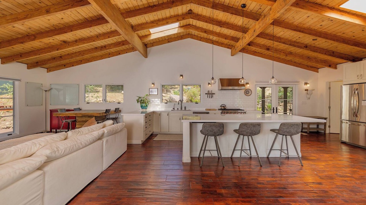 Ojai House | East End Sanctuary: 3 BR, 30+ Night Stay