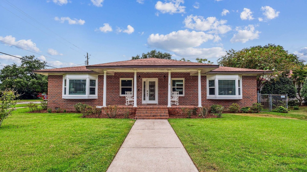 East Hill House | East Hill Charming Family Home- Huge Lot-Fully Updated-Brand New Gourmet Kitchen