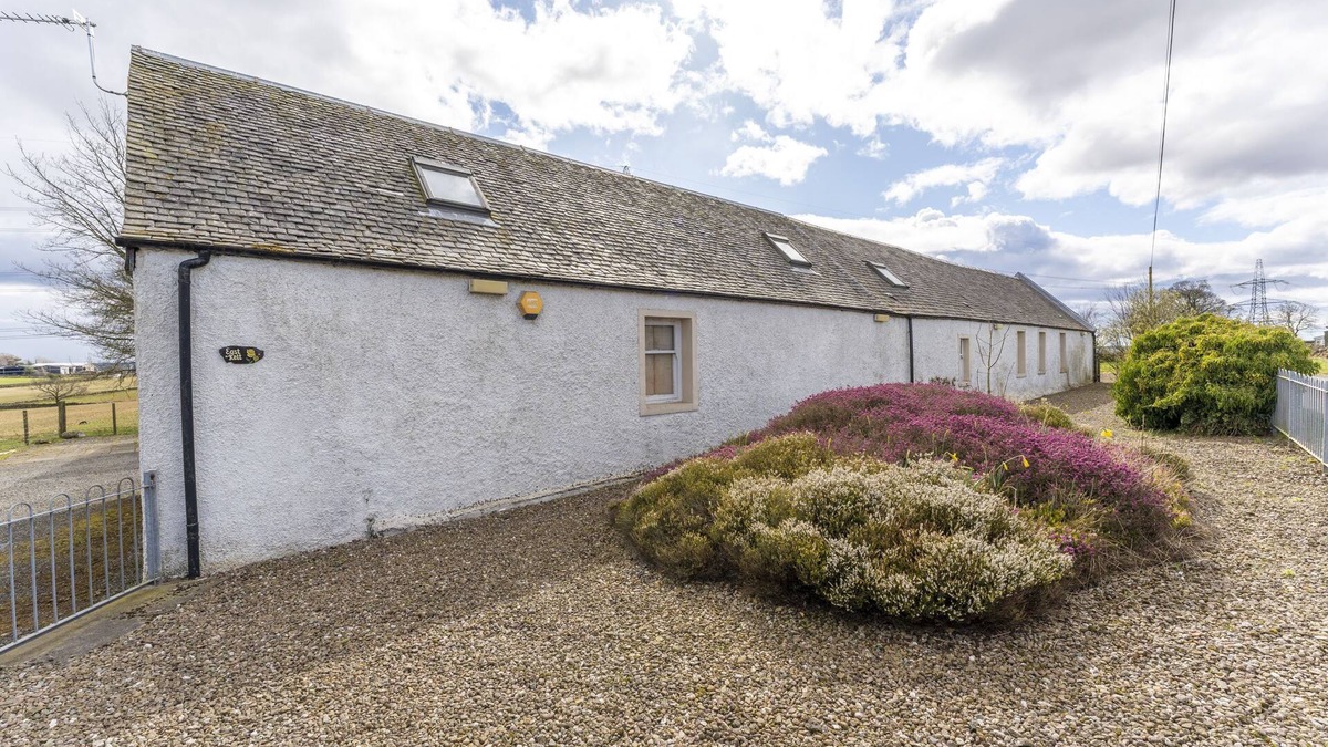 Denny Cottage | East Kelt Farm Cottage - a cottage that sleeps 6 guests in 3 bedrooms
