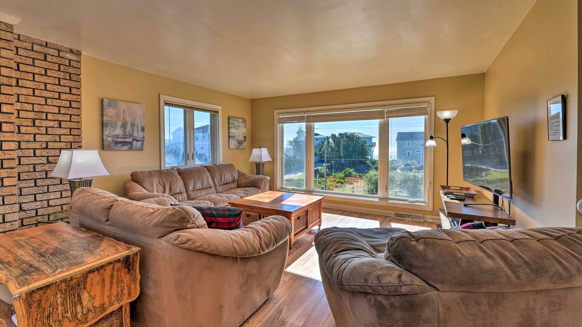 Emerald Isle Condo | 'East of the Sun' Beachside Apartment w/Deck!