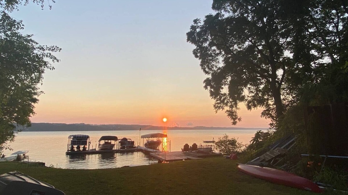 Skaneateles House | East Side 4 Bdrm on Skaneateles Lake, firepit, paddle boards, 5 miles to village