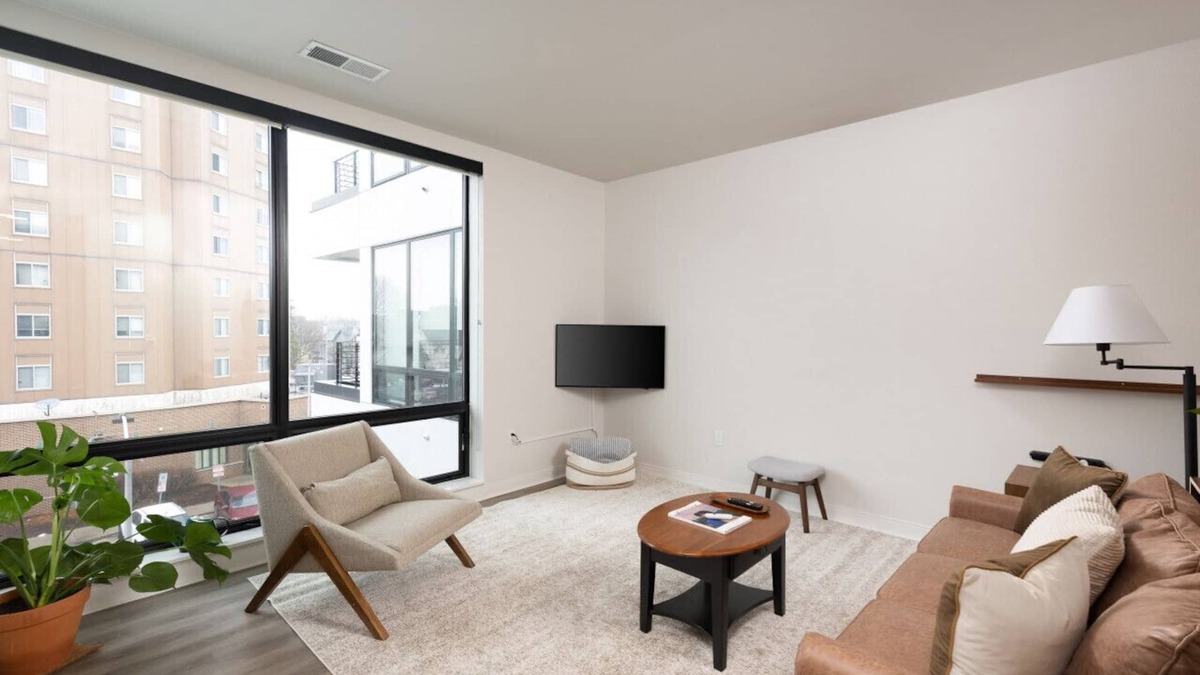 Lower East Side Apartment | East Side Luxury 1BR Apt - Near Brady St with Balcony and Lounge