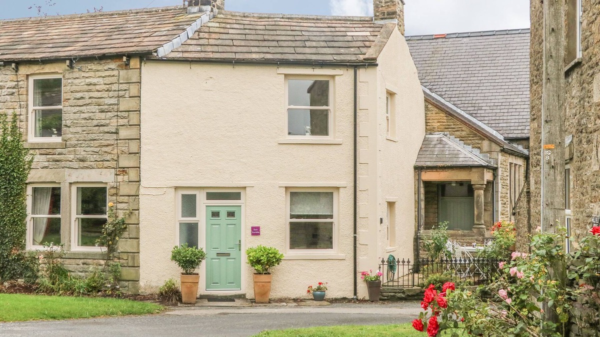 Aysgarth Cottage | EAST STONELEA, pet friendly, with open fire in Leyburn