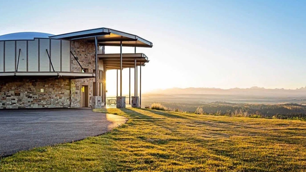 Ashton Cabin | East Ultimate Retreat- 1 hr to Yellowstone- Hot tub+Theater+Pool Table+Air Hocke