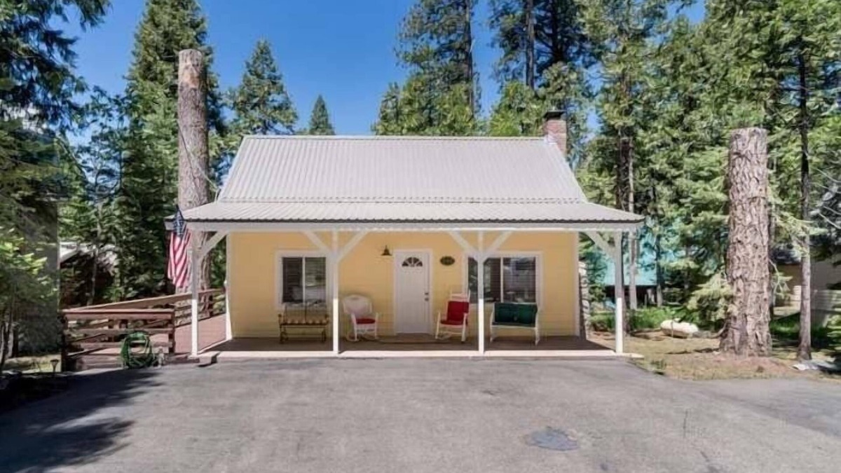 Shaver Lake Cabin | East Village Shaver Lake Cabin - Mellow Yellow