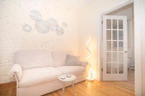 Ukrainian Village Apartment | East2 Village Center Apartment w Full Amenities Great New York Location