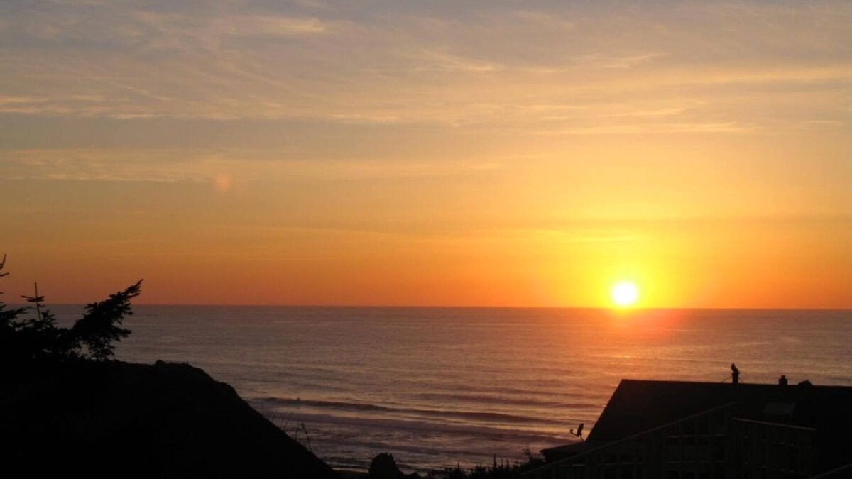 Manchester House | Easter Weekend Special, 20% off! Insider tip Easter egg hunt at the beach!