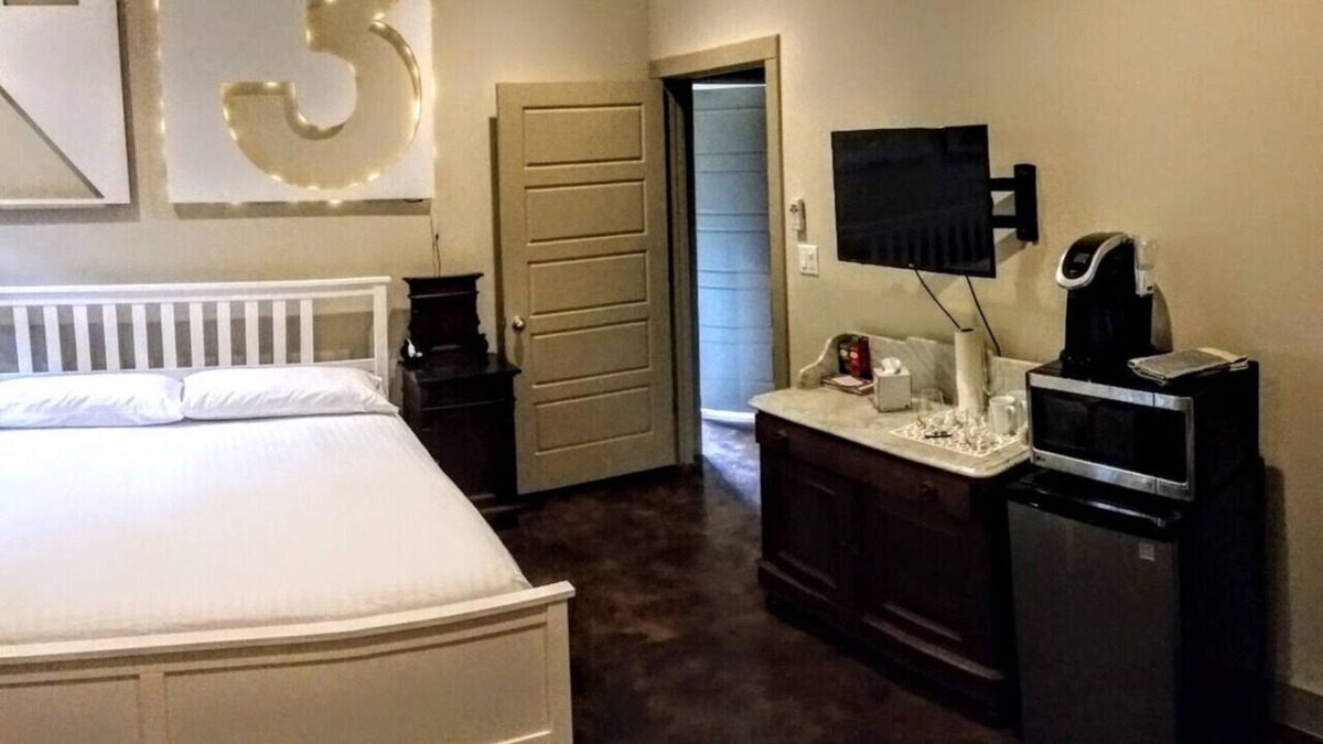 Chestnut House | Eastside and Downtown Austin Near UT Access and Nightlife