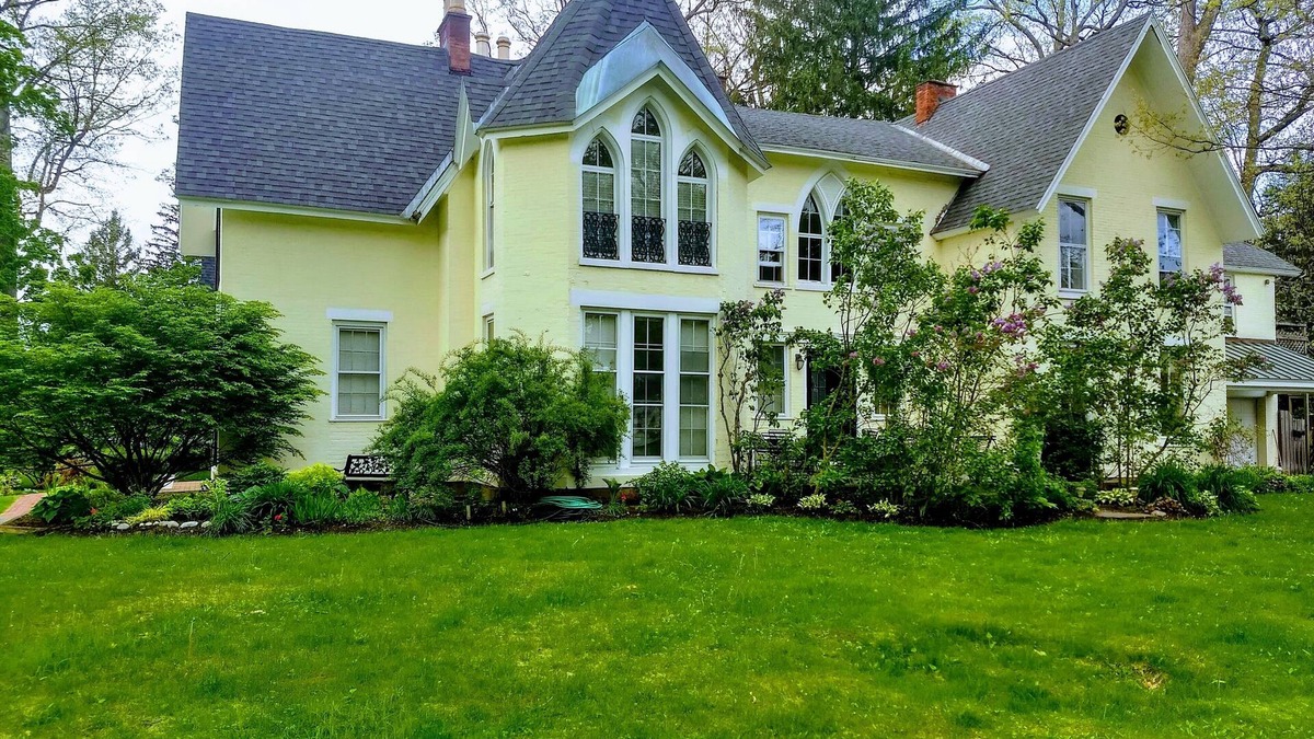 Saratoga Springs House | Eastside Grand Dame - Perfect Location! 5 minute walk to Track and Downtown