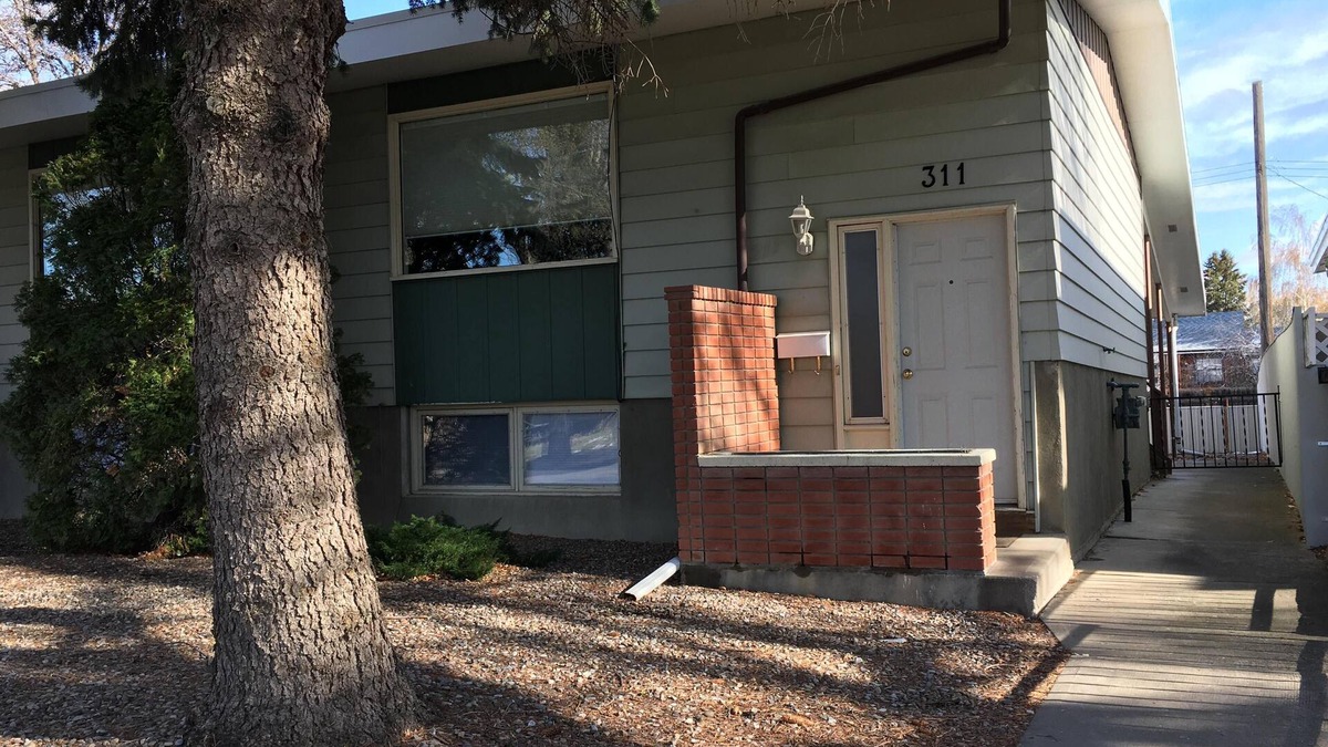 South Lethbridge House | Easy Access Full Duplex - Sleeps 12