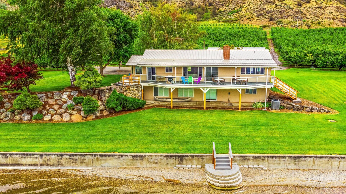Oroville House | Easy access Lake Osoyoos Waterfront Home
