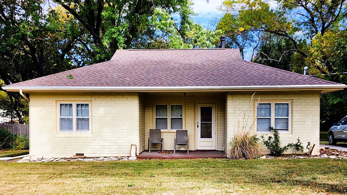 Emporia House | Easy Access to area events-Mid-Century Home