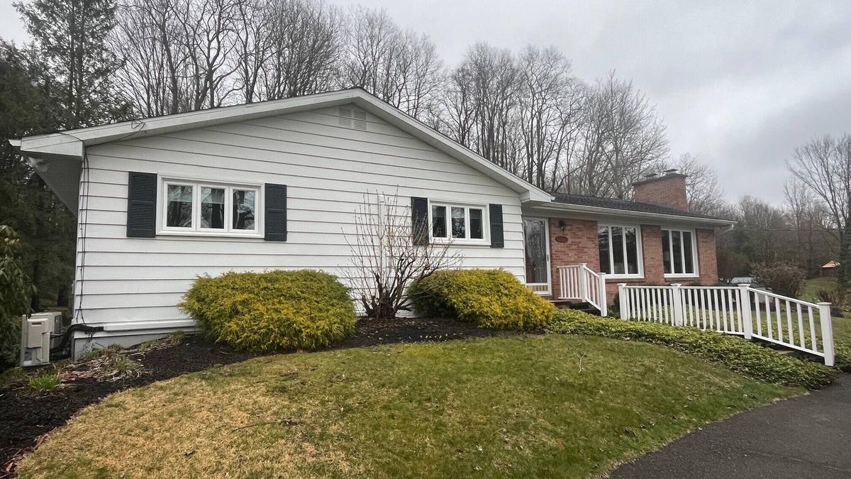 Corry House | Easy access to tri-state attractions. Lakes, golf, wildlife and more.