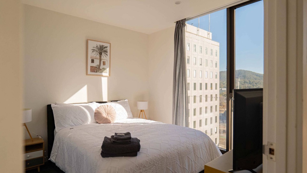 City West Apartment | Easy City Living | Parking | Pet friendly, CBD,ANU