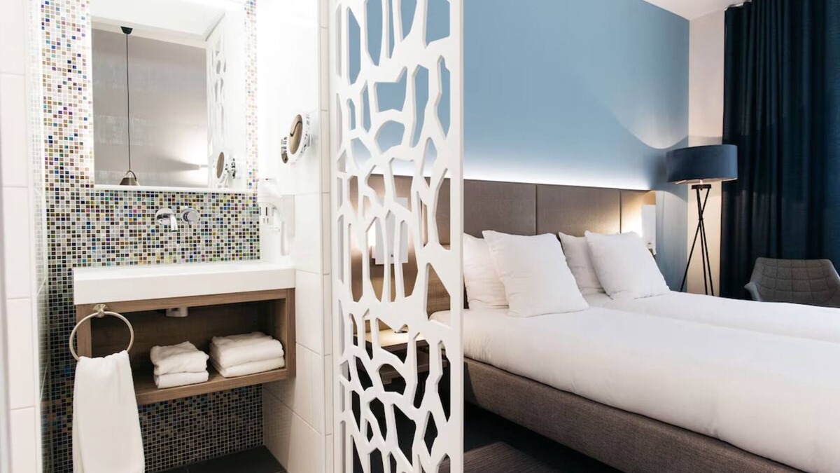 Weert Hotel | Easy Comfort with Quick Access to Attractions! Onsite Dining and Parking!