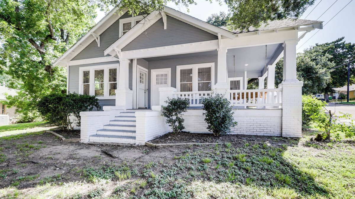 Brenham House | Easy Dtwn Access: Restored 1930s Brenham Retreat