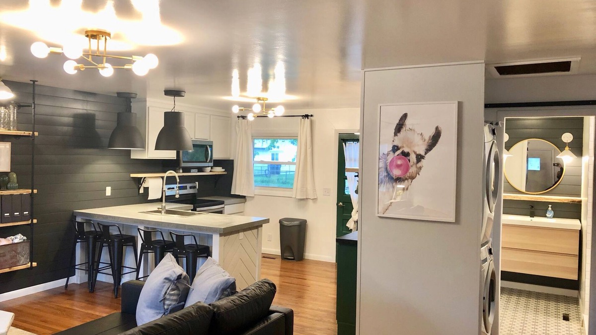 Bethany House | Easy Self Check-In for Centrally Located Home - Stay at the Little Llama House!